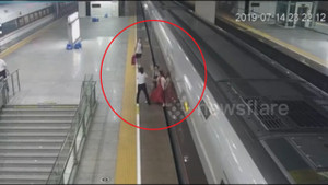 Clip: Lỡ chuyến, nữ hành khách dùng chân chặn đường ray ngăn tàu chạy