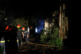 Kinh hãi cảnh xưởng nhựa rộng hàng trăm m2 ở Hà Nội bốc cháy ngùn ngụt