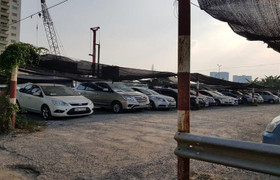 Sử dụng đất công làm bãi giữ xe trái phép, không ai dám động vào ở Hà Nội