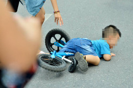 Bé trai thủng vòm họng do ngã xe đạp