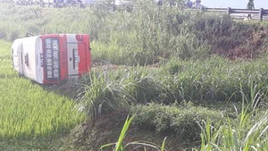 Xe buýt lao xuống ruộng rồi lật nghiêng, 4 người thương vong ở Nghệ An