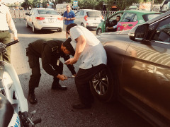 Sự thật nam tài xế cho khách đi nhờ xe bị nhân viên an ninh sân bay Vinh chặn đầu rồi khóa bánh ô tô