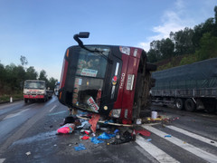 Xe khách đâm dải phân cách lật nghiêng trên quốc lộ, nhiều người bị thương