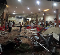 Xe khách tông chết người đi xe máy rồi lao thẳng quán cơm ven đường