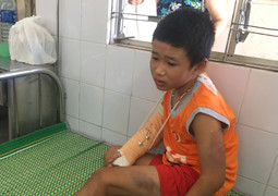 Cậu bé bán vé số bị cướp 1,2 triệu đồng, đánh đập dã man giờ ra sao?