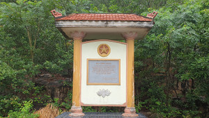 Di tích Bia Chiến thắng trở thành nơi để xe chở lợn ở huyện Kiến Thụy, Hải Phòng