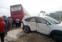 Xe khách giường nằm tông ô tô con 'bay' lên vỉa hè ở Hà Tĩnh