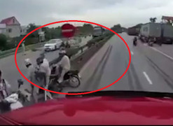 Clip: Kinh hoàng giây phút xe tải lật đè vào đoàn người chờ qua đường tại Hải Dương