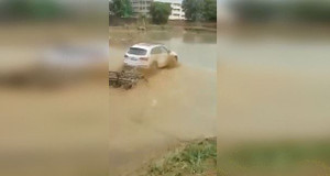 Clip: Người đàn ông chơi trội, dùng xe sang Audi Q5 làm máy cày ruộng