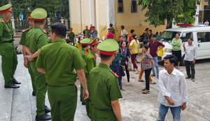 Video: Nhiều người bị giật hụi la hét tại sân Tòa án nhân dân tỉnh Sóc Trăng