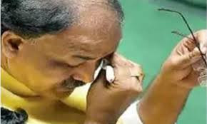 Chính trị gia òa khóc trước Quốc hội khi phân trần về đoạn video quan hệ đồng tính