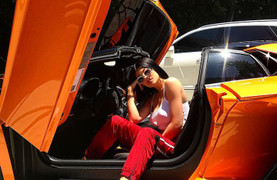Nữ tỷ phú trẻ nhất thế giới Kylie Jenner khoe dáng bên siêu xe