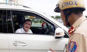 Video: Chủ xe cố thủ trên Mercedes GLS giá 5 tỷ, đề nghị CSGT cẩu cả người về đồn