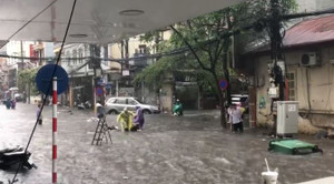 Clip: Hà Nội mưa lớn, ô tô cùng xe máy 'thi bơi' trên phố