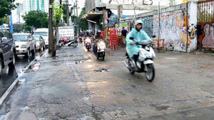 Đi xe máy trên vỉa hè Bangkok, phạt 1,4 triệu đồng