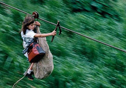 Video: Trẻ đu dây cáp với tốc độ 90 km/h, vượt thung lũng đến trường