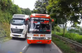 Clip: Xe khách chạy kiểu tự sát, suýt đâm trực diện xe chở người nước ngoài