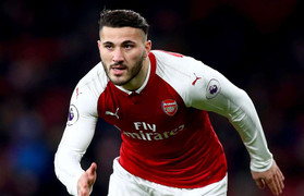 Dòng máu chiến binh của hậu vệ Arsenal đánh cướp, cứu mạng Mesut Ozil