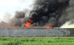 Video: Kho chứa nệm mút 1.200 m2 ven TP.HCM bốc cháy ngùn ngụt