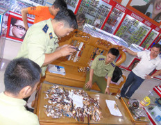 Hàng nghìn đồng hồ giả bày bán tràn lan ở Quảng Nam