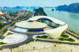 Video: Độc đáo sân khấu cuộc thi 'Tiếng hát ASEAN+3' ở Quảng Ninh