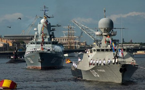 43 chiến hạm duyệt binh trên biển ở St. Petersburg chào mừng Ngày Hải quân Nga