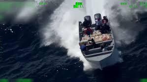 Video: Tội phạm điên cuồng ném ma túy xuống biển khi bị cảnh sát truy đuổi