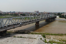 Clip: Mặt đường cầu Đuống xuống cấp, nham nhở 'sống trâu, ổ gà'