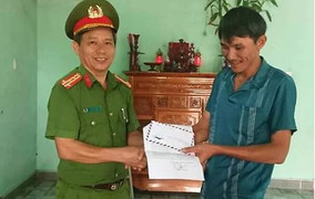 Tài xế liều mạng tông thẳng vào xe CSGT ở Gia Lai: Công an khen thưởng người quay clip