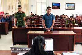 Đánh công an khi bị nhắc nhở hát hò gây mất trật tự đô thị, kẻ côn đồ lĩnh án tù