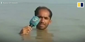 Video: Phóng viên Pakistan mạo hiểm ngâm mình trong lũ tác nghiệp, nước ngập đến cổ