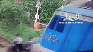 Clip: Người phụ nữ bị tàu hỏa đâm chết khi cố lao qua đường ngang