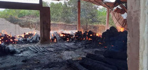 Xưởng gỗ hương bạc tỷ ở Hà Tĩnh bốc cháy dữ dội trong đêm