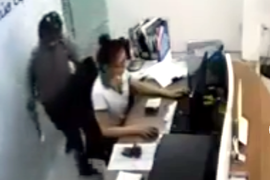 Clip: Bị kề dao vào cổ, nữ nhân viên ở TP.HCM dũng cảm vật ngã tên cướp