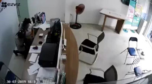 Truy bắt kẻ xông vào đại lý Viettel dùng dao kề cổ nhân viên cướp tài sản ở TP.HCM