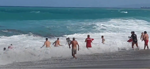 Video: Mạo hiểm nhảy sóng, cậu bé bị sóng dữ cuốn trôi