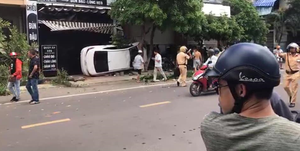 Ô tô đâm gãy cây lớn rồi lao lên vỉa hè, 2 người thương vong ở Bình Định