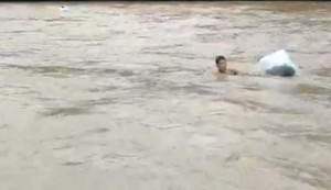 Nước suối dâng cao, người dân Điện Biên vẫn liều mình bơi qua