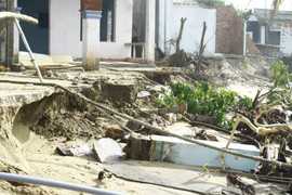 Sóng biển đánh tan hoang nhà cửa, nhiều hộ dân ở Quảng Ngãi cuống cuồng sơ tán