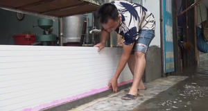 Video: Dân Hà Nội chặn cửa nhà, tát nước ngập sau bão số 3