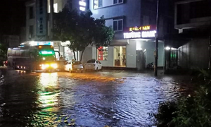 Nước xối xả tràn vào nhà, dân Sơn La trắng đêm chạy lũ