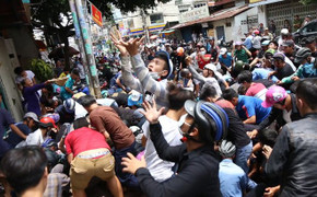 Clip: Dân mạng phát hoảng với cảnh người dân xô đẩy giành đồ cúng tháng 'cô hồn'