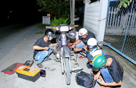 Video: Biệt đội 'đom đóm đêm' ứng cứu bạn đường tại Đồng Tháp