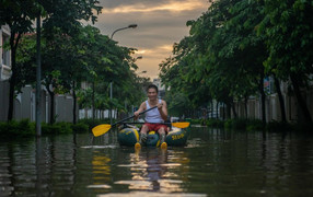 Video: Khu biệt thự sang trọng tại Hà Nội ngập trong biển nước, dân sắm thuyền di chuyển