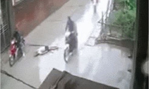 Clip: Cụ già bị tai nạn và sự vô cảm lạnh người