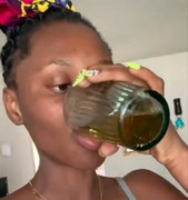 Cô gái uống và bôi nước tiểu của chính mình lên mặt để giữ gìn nhan sắc