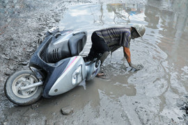 Video: Dân TP.HCM khiếp sợ mỗi khi qua con đường như vừa bị 'dội bom'