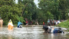 Di dời hàng trăm hộ dân trong cơn mưa khủng khiếp ở Đắk Lắk