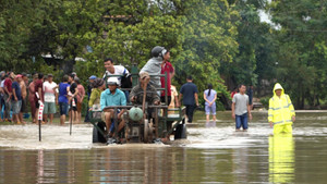 Video: Mưa khủng khiếp ở Đắk Lắk, hàng trăm nhà dân chìm trong biển nước
