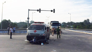 Xe cứu thương chở theo quan tài tông phải xe máy, 2 người nguy kịch